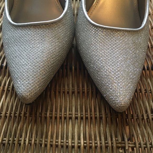 Silver Sparkle Classic Pumps Size 9 NWOT - Picture 3 of 7